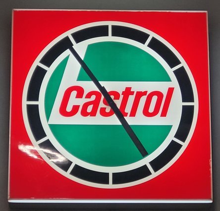 Werkstatt mit Castrol-Uhr ausgestattet