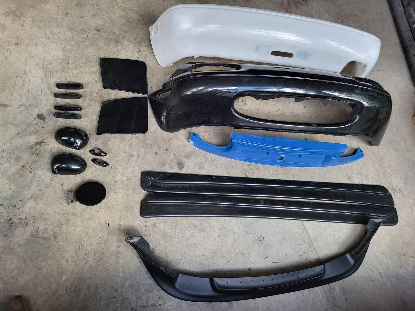 Vorbereitung für die Neulackierung des gesamten Fahrzeugs 